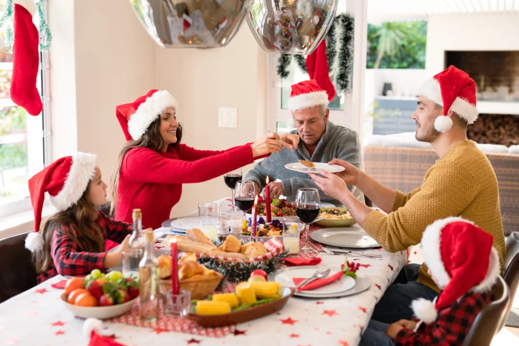 l'immagine rappresenta un pranzo di Natale in famiglia