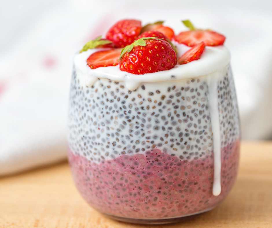 Cibi fermentati a colazione yogurt con semi e frutta